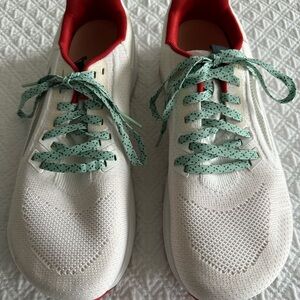 Women’s Altra Escalante cream shoes size 10